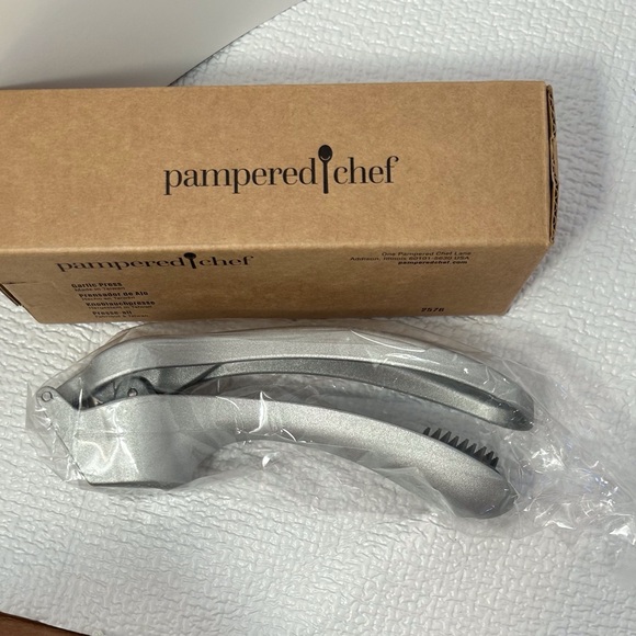 Pampered Chef Garlic Press - Picture 4 of 8